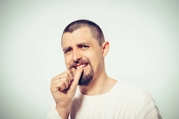 爪を噛む男 — ストック写真