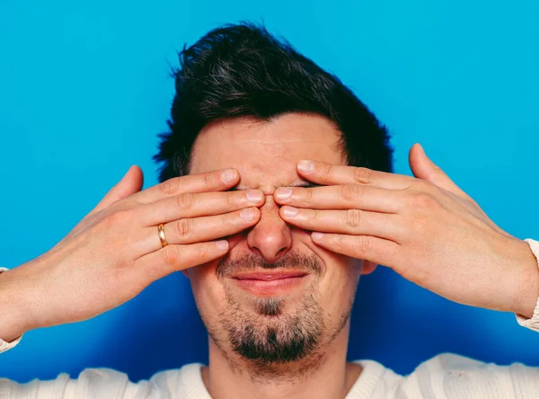 Mann Schließt Augen Mit Ihren Händen — Stockfoto