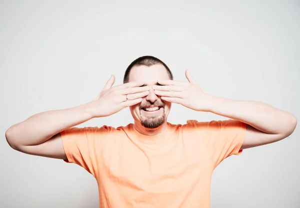 Man Sluit Ogen Met Haar Handen — Stockfoto