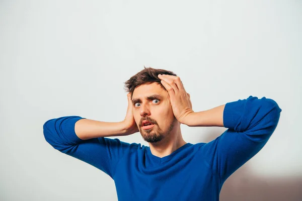 Junger Mann Posiert Auf Grauem Hintergrund — Stockfoto