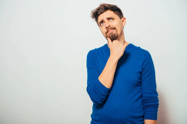 Joven Posando Sobre Fondo Gris — Foto de Stock