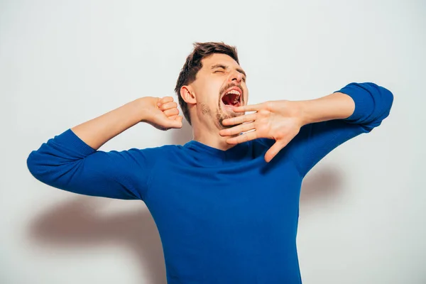 Jonge Man Poseren Grijze Achtergrond — Stockfoto