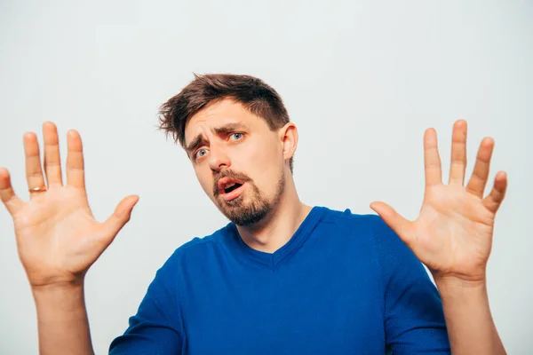 Joven Posando Sobre Fondo Gris — Foto de Stock