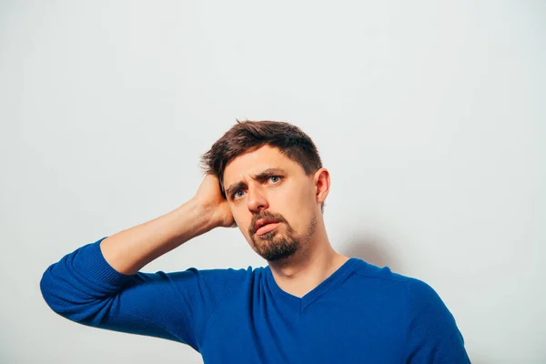 Joven Posando Sobre Fondo Gris — Foto de Stock