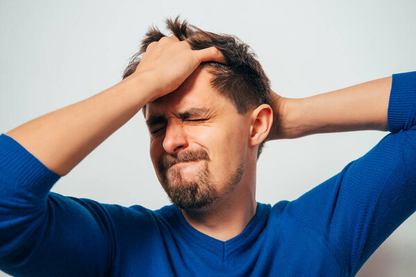 строитель позирует на сером фоне
