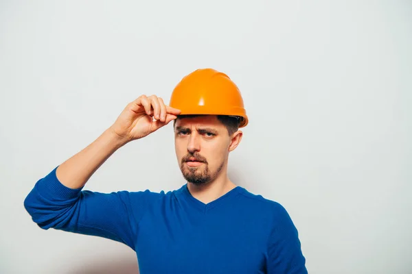 Bauarbeiter Posiert Auf Grauem Hintergrund — Stockfoto