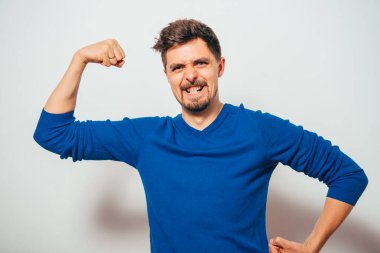 Adam ona kaslarını gösteriyor.