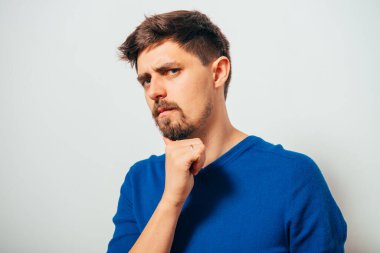 Küçümseyen bir adam