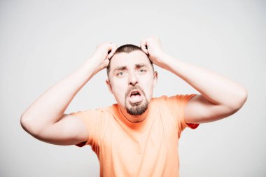 Stüdyoda poz veren adam