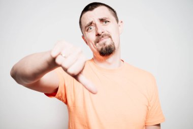 Adam baş parmak hareketi gösteriyor.