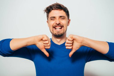 Stüdyoda poz veren adam