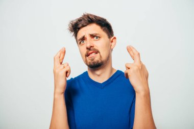 Adam endişelenir ve bekler.