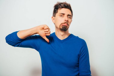 Stüdyoda poz veren adam