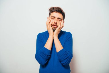 Stüdyoda poz veren adam