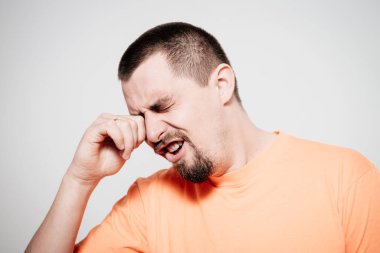 Stüdyoda poz veren adam