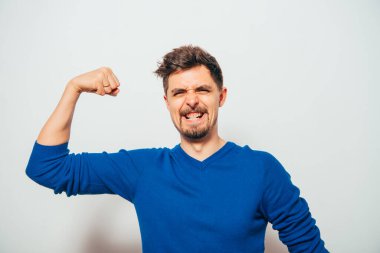 Adam ona kaslarını gösteriyor.