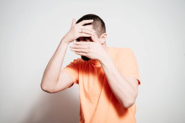 Parmaklarından İzle.