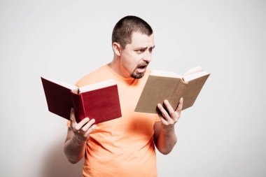 Elinde kitap olan adam.