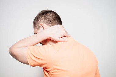 Kafasını tutarak. Arkadaki adam