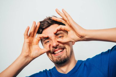 Adam elleriyle dürbün yapıyor.