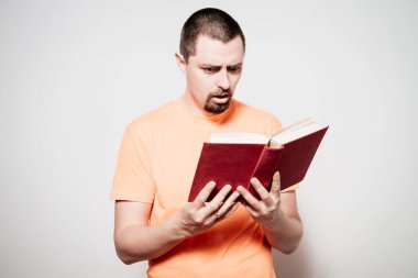 Elinde kitap olan adam.