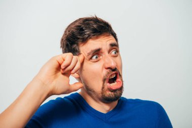 Parmağını şakağına daya. Parmağıyla kafasına ateş eden bir adam. Parmağını şakağına silah gibi dayamış umutsuz ve stresli bir iş adamı.