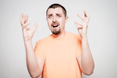 Stüdyoda poz veren adam