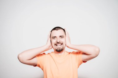 Stüdyoda poz veren adam