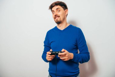 Oyun konsolunda oyun çubuğunda oynayan adam