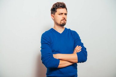 Kollarını kavuşturmuş bir adamın portresi.