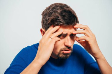 Stüdyoda poz veren adam