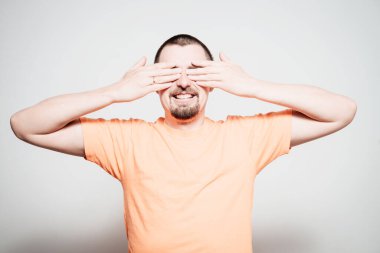 Erkekler gözlerini onun elleriyle kapatır.