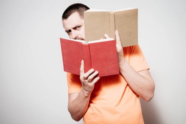 Elinde kitap olan adam.