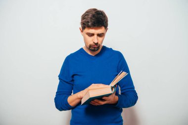 Elinde kitap olan adam.