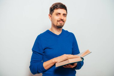 Elinde kitap olan adam.