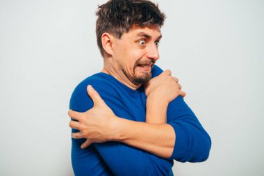 Adam endişelenir ve bekler.