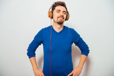 Stüdyoda poz veren adam