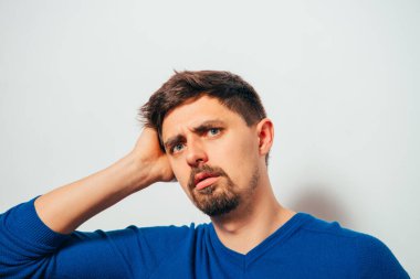 Stüdyoda poz veren adam