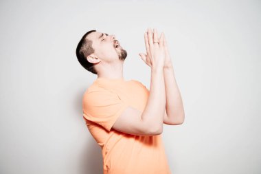 Stüdyoda poz veren adam