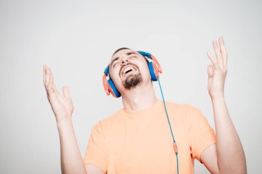 Stüdyoda poz veren adam