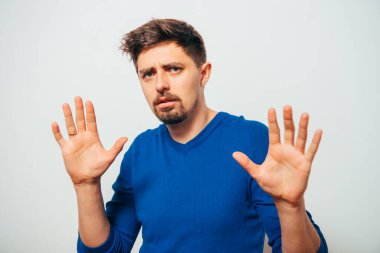 Stüdyoda poz veren adam