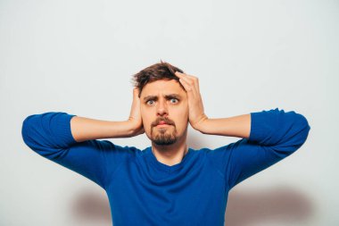 Stüdyoda poz veren adam