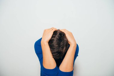 Adam başını tutuyor.