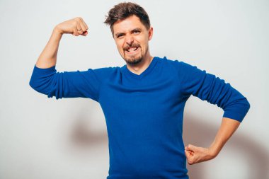 Adam ona kaslarını gösteriyor.