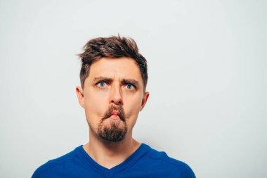 Adam yanaklarını emiyor.