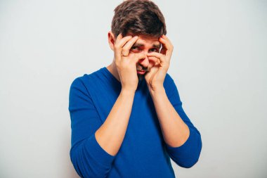 Stüdyoda poz veren adam