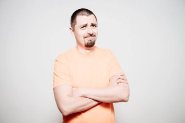 Kollarını kavuşturmuş bir adamın portresi.