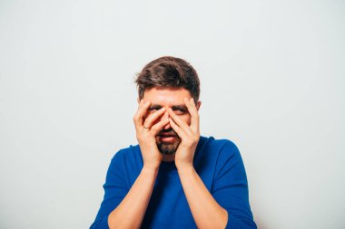 Stüdyoda poz veren adam