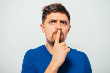 Adam parmağını onun dudaklarına koydu.