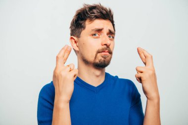 Adam endişelenir ve bekler.